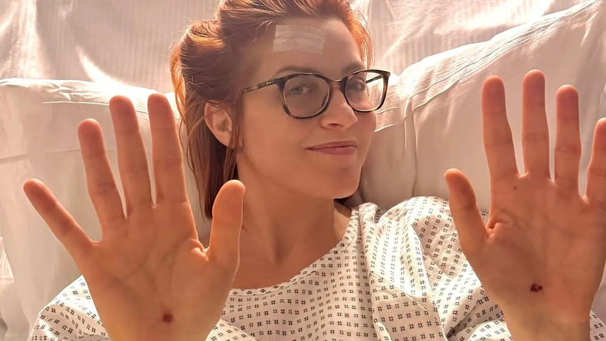 Noemi, aggiornamenti dall’ospedale dopo l’incidente sul palco: “devo stare ferma, per questo sto ancora in ospedale”