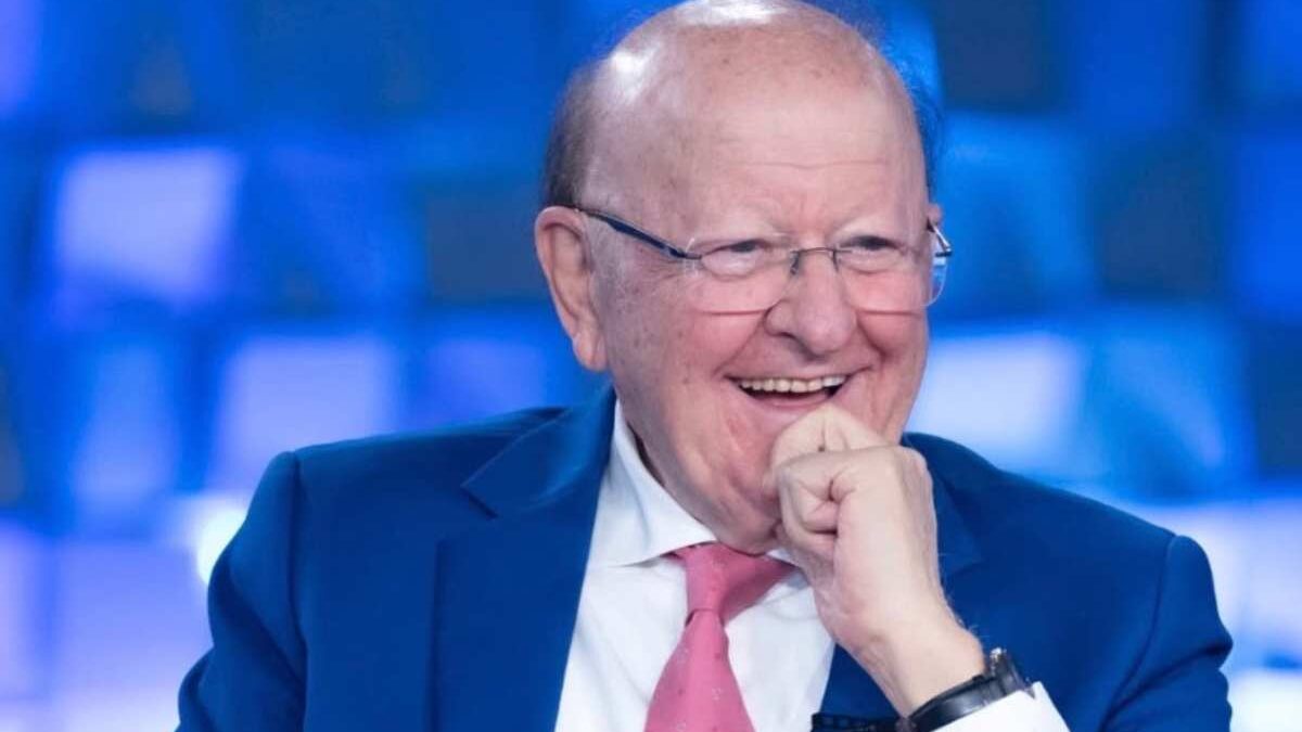 Massimo Boldi, dentro la casa vicino Milano: arredi classici, cimeli di cinema e ricordi di carriera