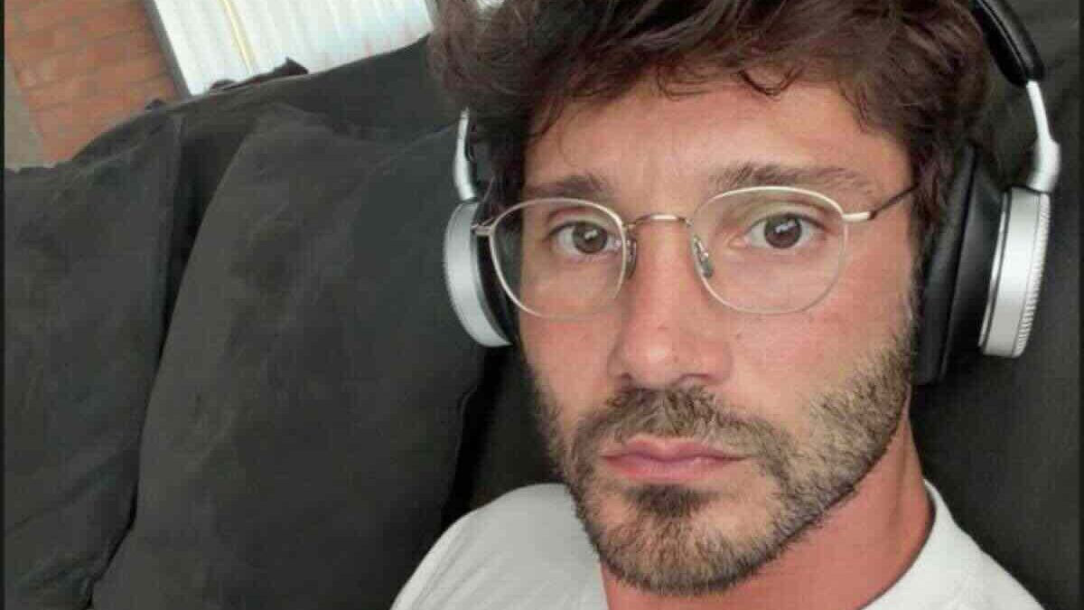 Sanremo 2027, De Martino apre la selezione dei brani: ecco gli artisti che si contenderanno un posto sul palcoscenico dell’Ariston