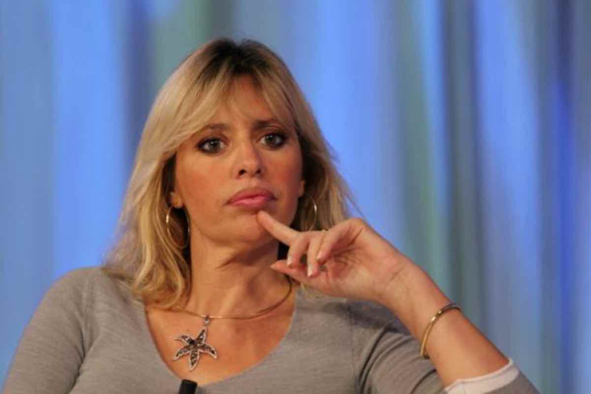 Alessandra Mussolini, come si cambia per l’Auditel: da opinionista pungente a nuovo riferimento di Maria De Filippi