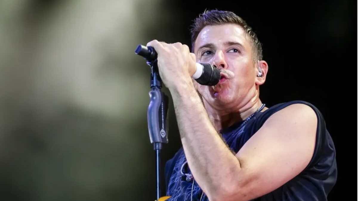 Francesco Gabbani, malore durante un concerto: le condizioni del cantante dopo lo stop forzato a Letojanni | VIDEO