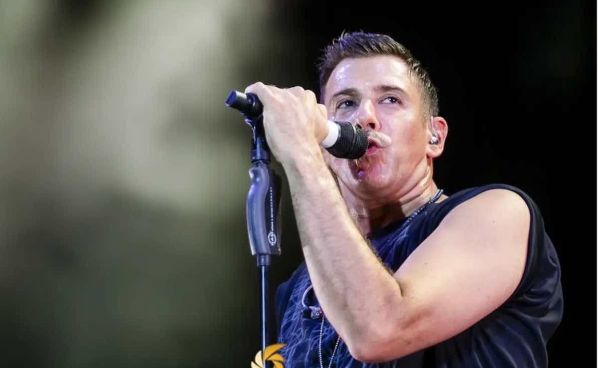 Francesco Gabbani, malore durante un concerto: le condizioni del cantante dopo lo stop forzato a Letojanni | VIDEO