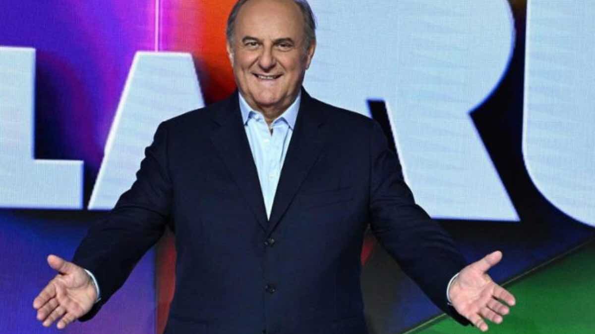 Gerry Scotti, 70 anni “On Air” per il camaleonte della tv italiana: un istrione che non ha mai smesso di sognare