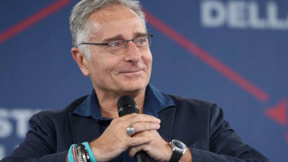 Paolo Bonolis contro le fake news dopo la separazione da Sonia Bruganelli: “Siamo in ottimi rapporti per il bene dei figli”