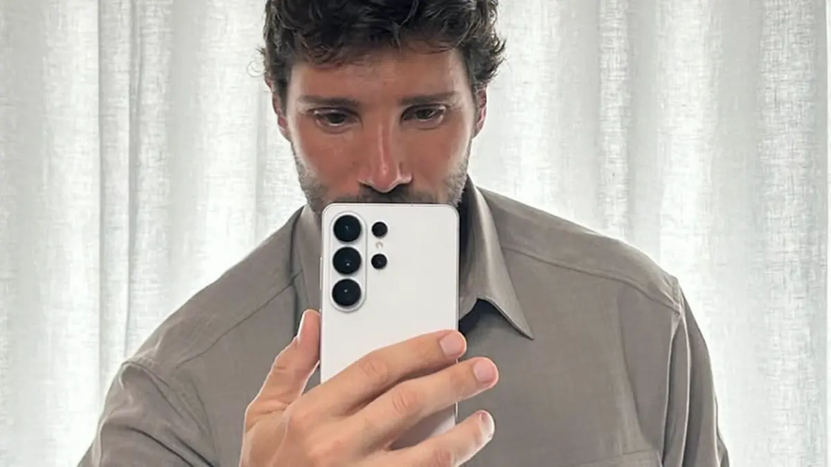 Stefano De Martino prepara Sanremo dalle vacanze: telefonate, scelte musicali e maretta con Gilda Ambrosio