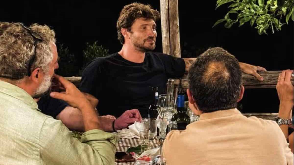 Stefano De Martino e Salmo, l’incontro segreto in Sardegna: pranzo con il manager, sul piatto il Festival di Sanremo