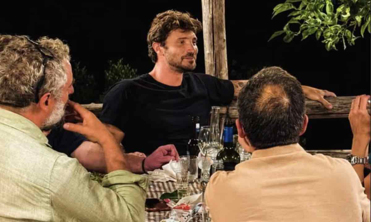 Stefano De Martino e Salmo, l’incontro segreto in Sardegna: pranzo con il manager, sul piatto il Festival di Sanremo