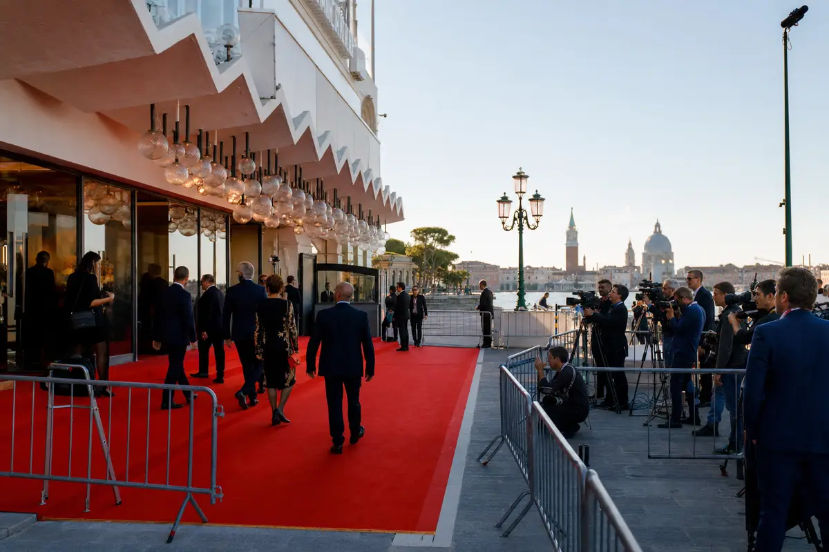 Venezia 2026, gli 11 fuori concorso fiction tra thriller d’autore e grandi storie