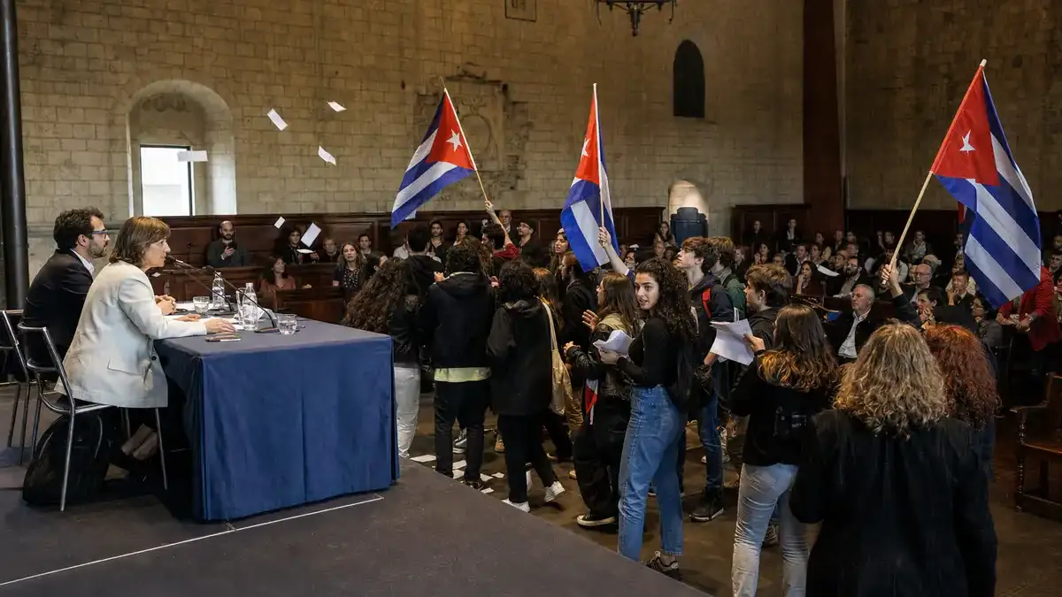 Yoani Sanchez contestata a Perugia: la platea fischia i filocastristi