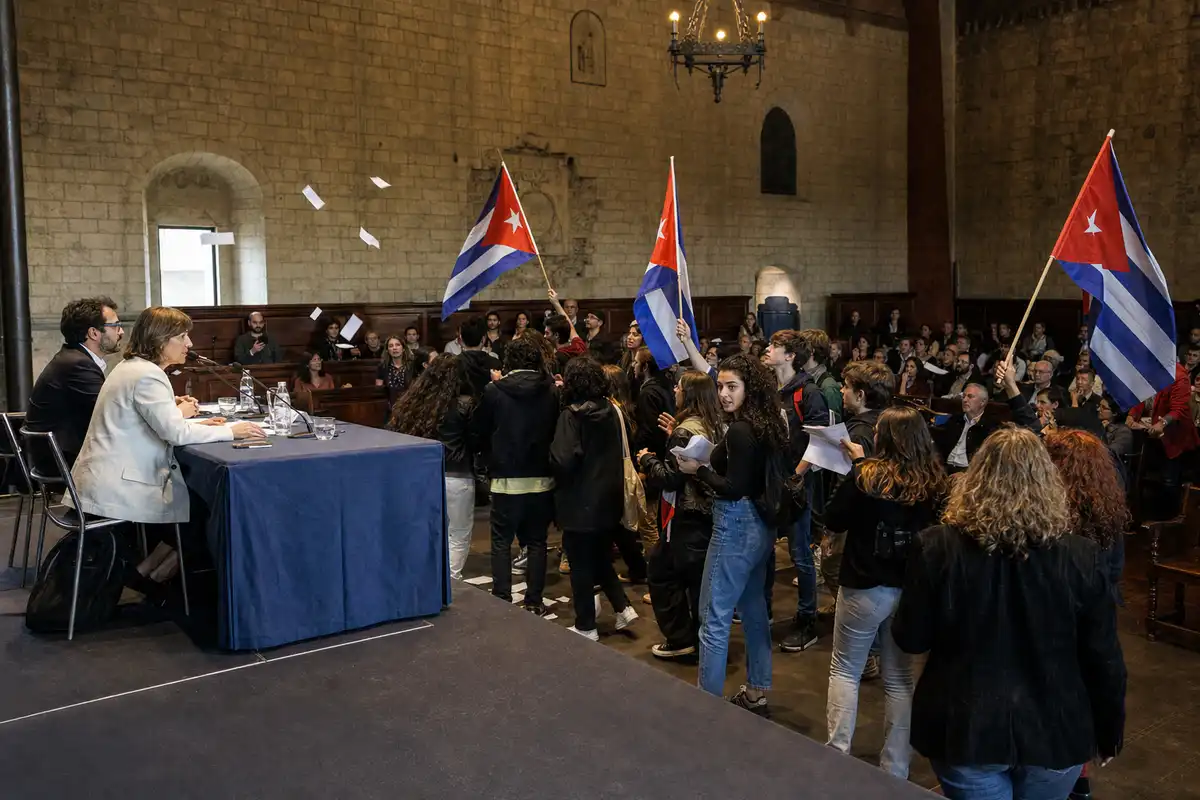 Yoani Sanchez contestata a Perugia: la platea fischia i filocastristi