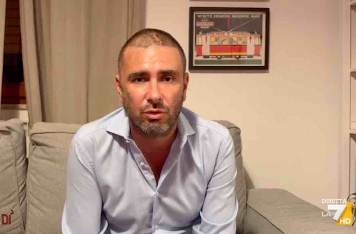 Alessandro Di Battista torna in televisione dopo il malore: l’ex M5S ospite da Giovanni Floris a DiMartedì