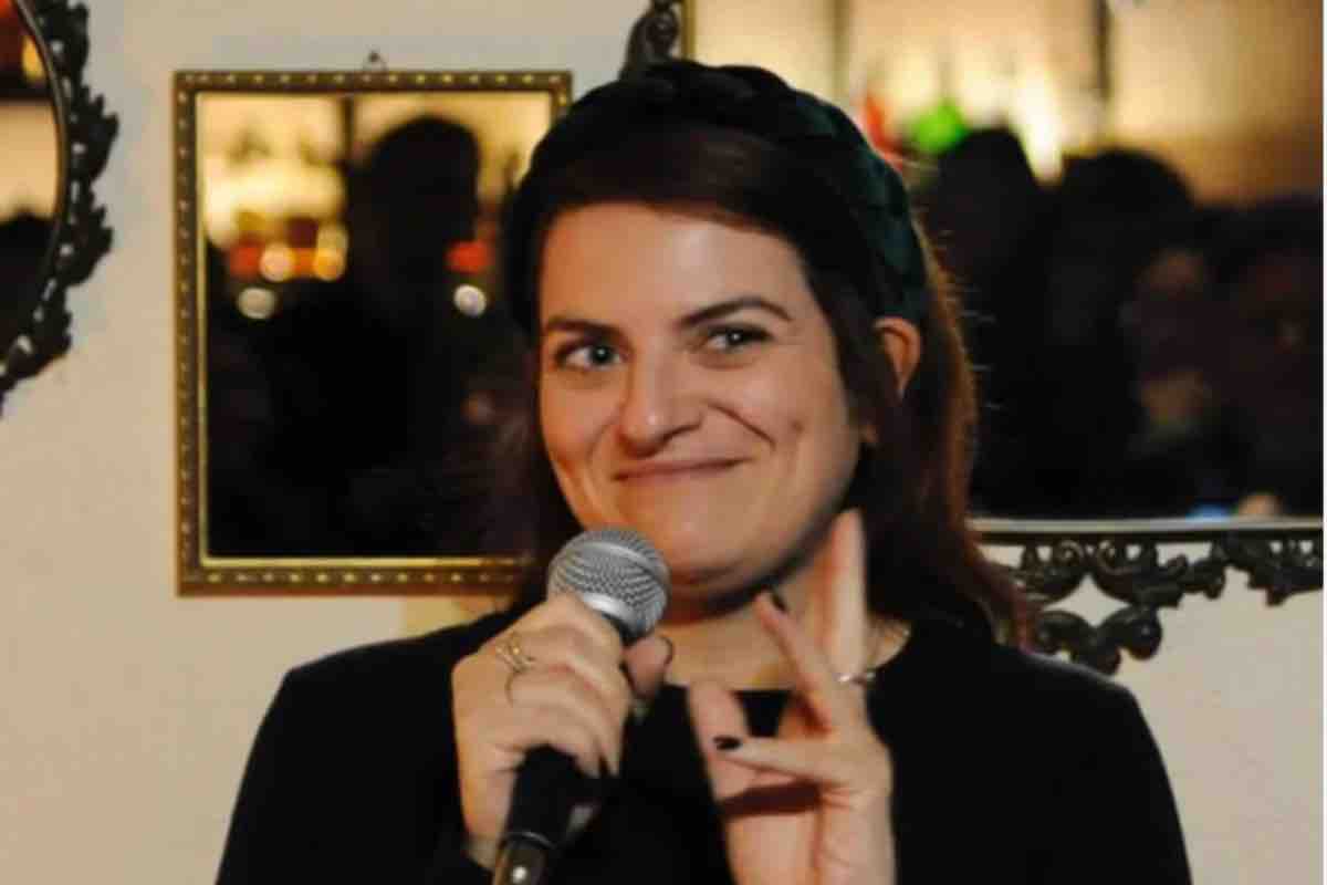 Carlotta Spallino, la vita vissuta diventa satira sociale: l’ironia come antidoto alle avversità