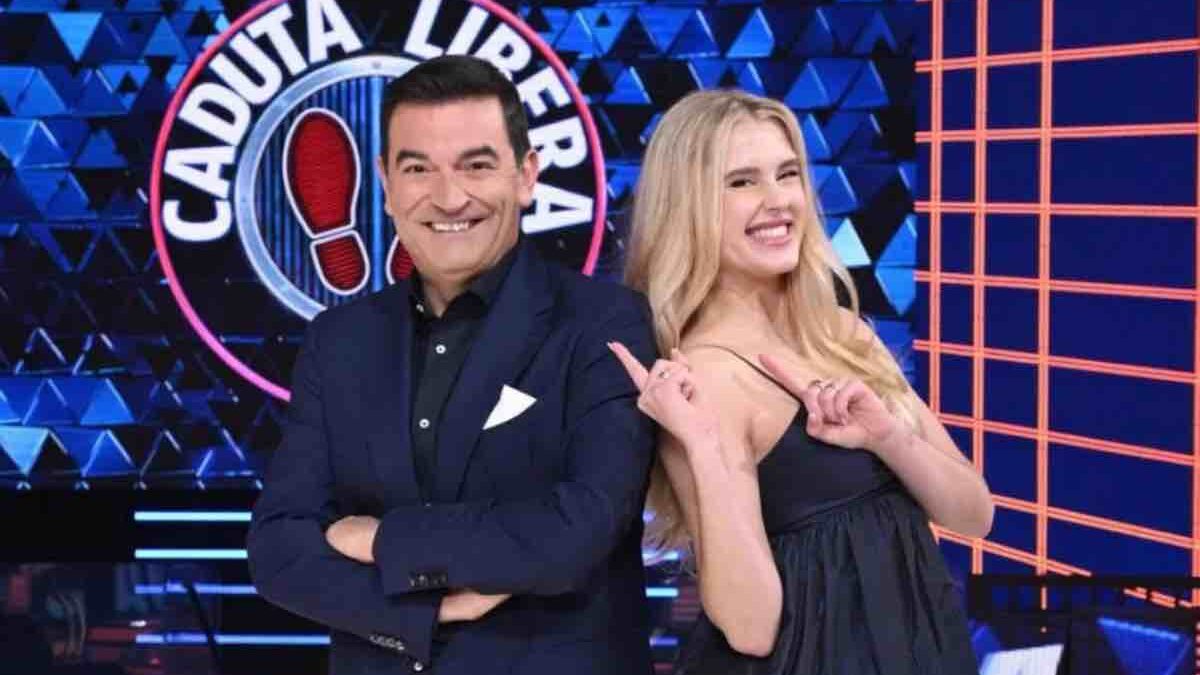 Caduta Libera riparte dal “modello Scotti”: Max Giusti avrà la band live durante le puntate