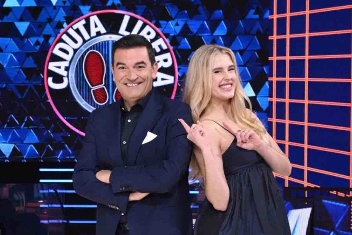 Caduta Libera riparte dal “modello Scotti”: Max Giusti avrà la band live durante le puntate