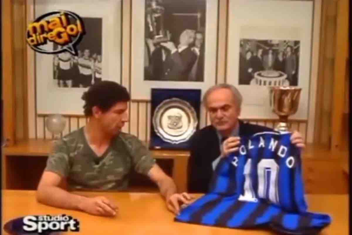 Quando Sandro Mazzola ha presentato Rolando con la Gialappa’s Band: il ricordo di una leggenda che sapeva anche ridere