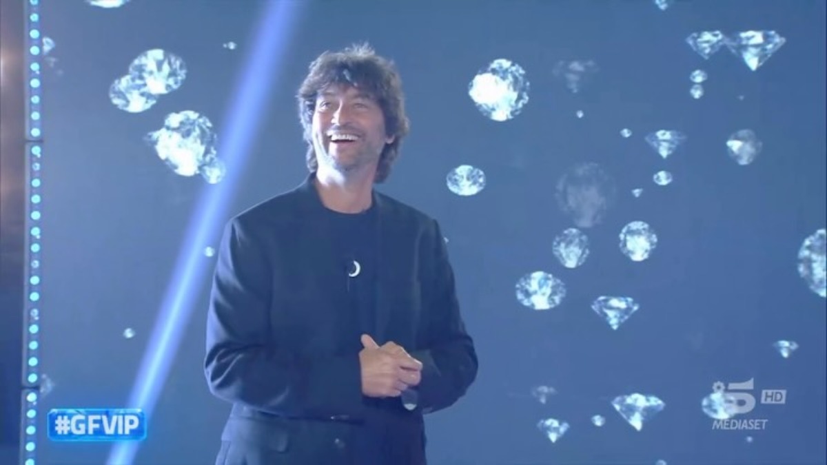 GF Vip, Simone Annicchiarico fuori di sé: “Darwin una stron**ata”. Poi l’attacco a Sal Da Vinci: “Musica da sottosviluppati”