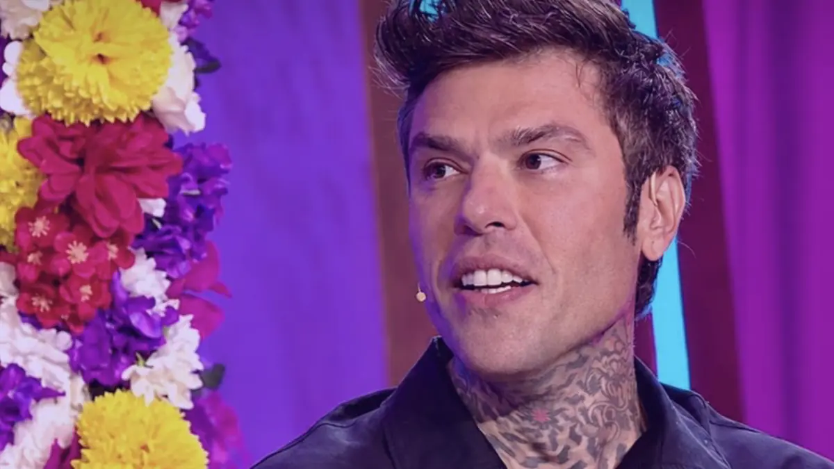 Fedez a “RIP – Roast in Peace”: indiscrezioni sul cachet da capogiro e il caso della battuta tagliata su Selvaggia Lucarelli